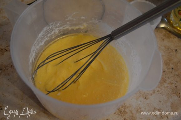 Кефир, яйца и сахар перемешать, добавить ванильный сахар, щепотку соли. Затем влить растительное масло и всё ещё раз перемешать венчиком.