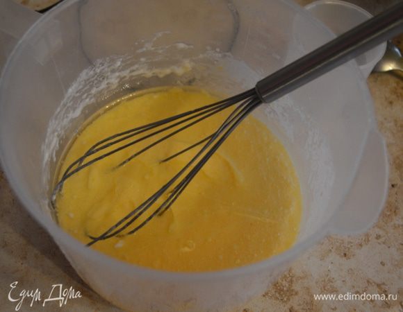 Кефир, яйца и сахар перемешать, добавить ванильный сахар, щепотку соли. Затем влить растительное масло и всё ещё раз перемешать венчиком.