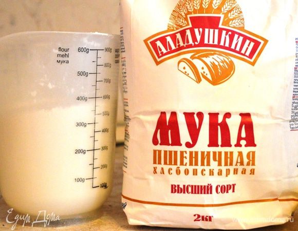 Добавить просеянную муку "Аладушкин" и разрыхлитель. Тесто должно получиться, как очень густая сметана (должно легко отставать от стенок посуды из-за растительного масла).