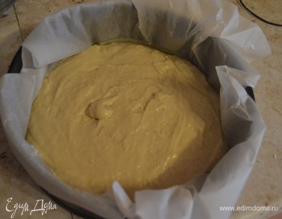 В форму (26 см) выкладываем тесто.