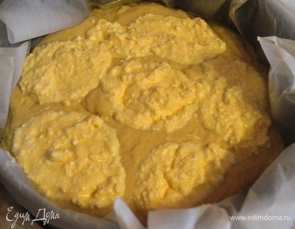 Сверху по кругу по ложке выкладываем творожную начинку, слегка вдавливая в тесто ее