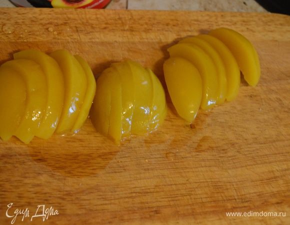 Режем персик, как вам нравится (можно кубиком).