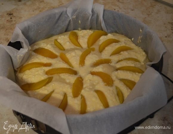 Выкладываем по кругу, тоже слегка придавливая.