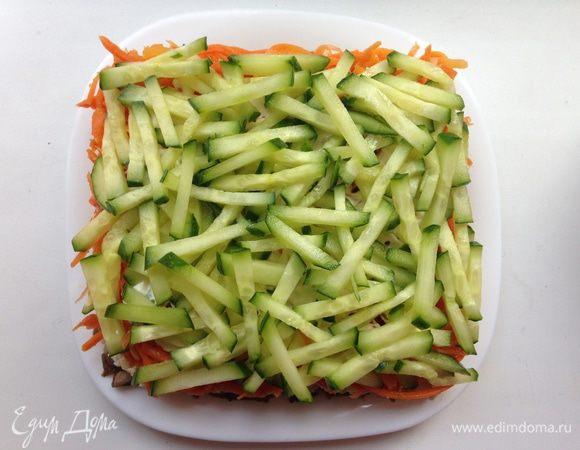 И верхний слой — нарезанный соломкой огурец.