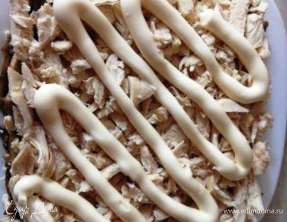 Сверху выложить нарезанное соломкой отварное филе. Смазать майонезом.