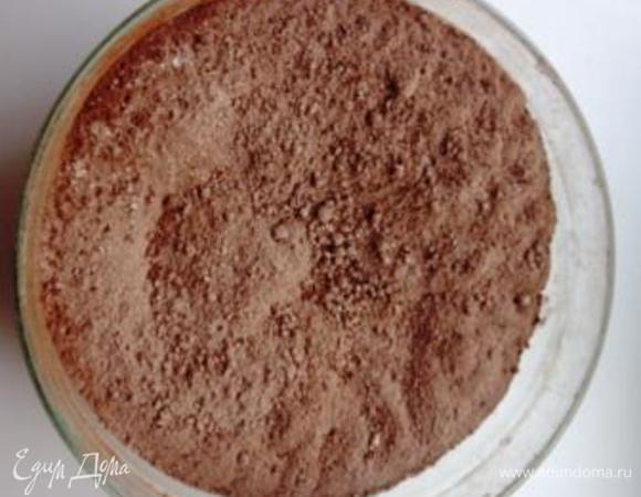 Просеять муку с какао и содой. Перемешать.