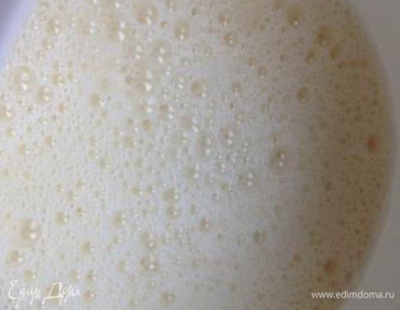 Взбить масло с сахаром.
Добавить яйца, ванилин, взбить.
Добавить кипяток, взбить.