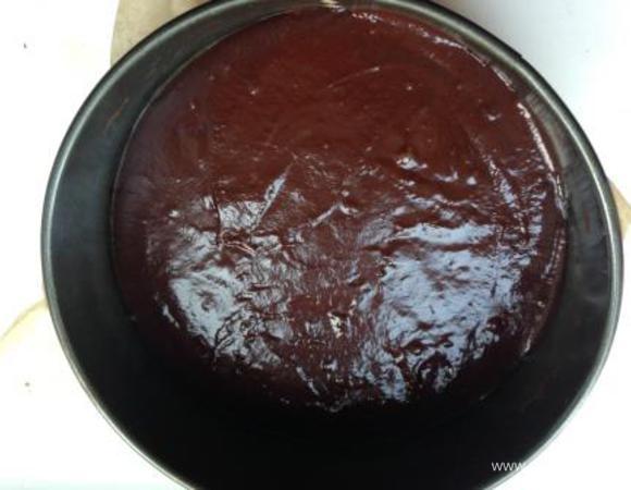 Взбивать, постепенно добавляя мучную смесь.
Разделить на 2 части, 1 выложить в застеленную пергаментом и смазанную маслом форму.
Выпекать при 180°С минут 20, до пробы на сухую палочку.