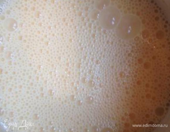 Пока остывают коржи, сварить крем.
Взбить молоко с яйцами.