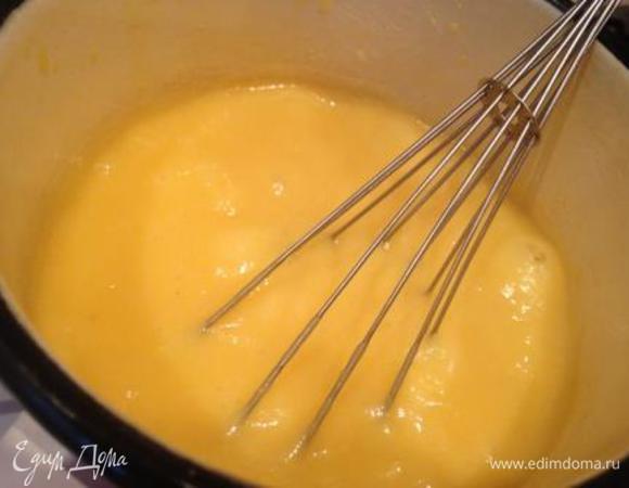 Добавить масло и варить на медленном огне до загустения (минут 5).
