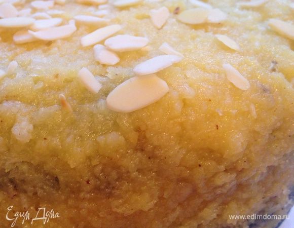 Остывшие коржи смазать кремом.
Им же смазать верх и бока торта.