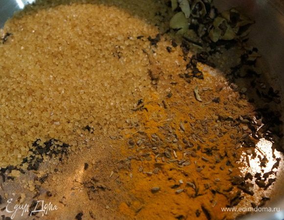 В кастрюльку или сотейник насыпаем щепотку чая, не больше 1 чайной ложки. Основные специи - это имбирь, корица, кардамон. Если имбирь свежий, то корешок нужно натереть на тёрке - примерно также 1 ч.л. Кардамон можно использовать молотый, кладу его в равных пропорциях с корицей. Вообще, соотношение специй можно корректировать под ваш вкус.
Если хотите острее, увеличьте количество имбиря и перца. Единственное, не рекомендую перебарщивать с гвоздикой и анисом. Я люблю такой чай довольно сладким, но это по желанию.
