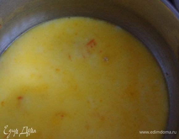 Влить молоко. Когда закипит, всыпать манную крупу тонкой струйкой, постоянно помешивая. Варить 3 минуты.