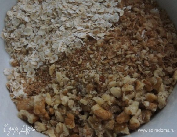 В миске смешать сухие ингредиенты: хлопья, отруби, орехи, кунжут все кроме изюма. Кунжут можно заменить на семечки.