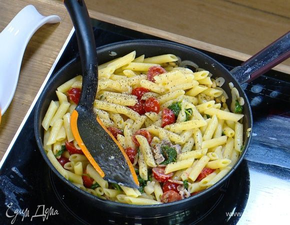 Влить сливки, все перемешать, поперчить и немного прогреть.