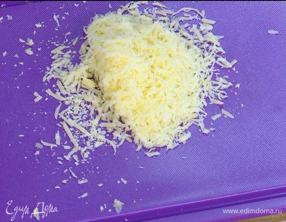 Сыр натереть на мелкой терке.