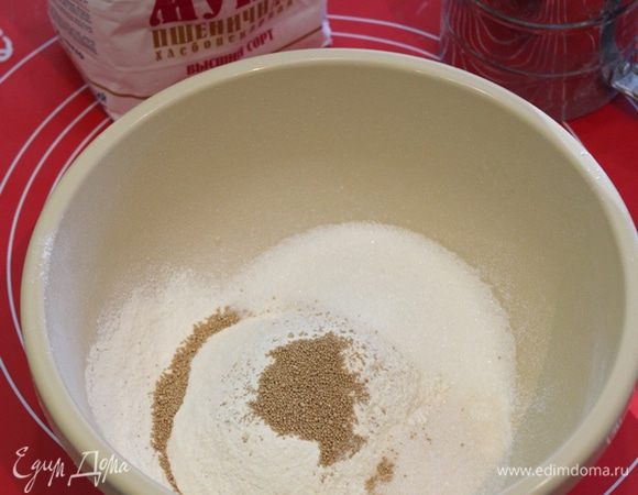 Просеять половину муки, добавить дрожжи, соль, сахар, ванильный сахар.