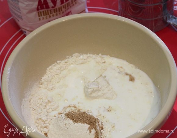 Затем теплый кефир тщательно размешать, чтобы дрожжи растворились, оставить минут на 5.