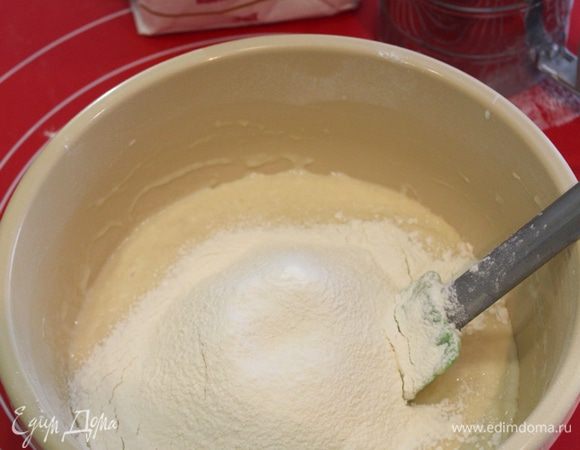 Затем просеять остальную муку, замесить гладкое, мягкое тесто.