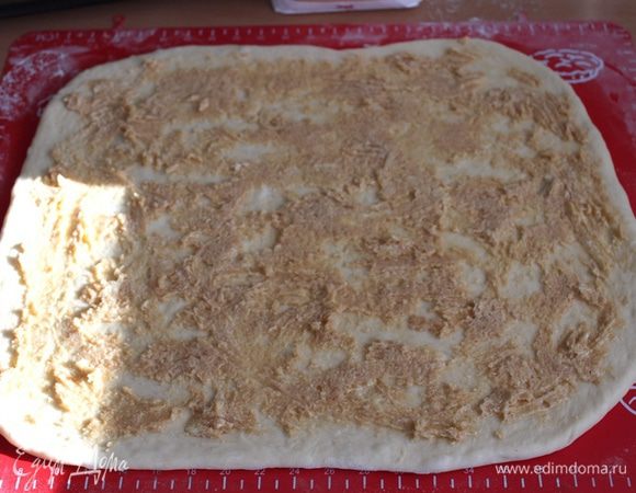 Тесто раскатать в пласт, толщиной 1 см, нанести масляную смесь.