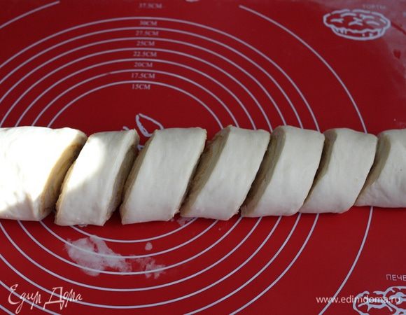 Скрутить рулет и нарезать на кусочки.