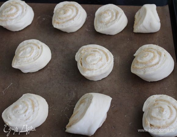 Выложить на противень покрытый бумагой для выпечки.