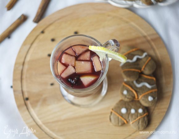 Пока специи кипят, можно порезать фрукты. Яблоко просто кубиками, а вторую половину апельсина кружочками. Влить сок. Добавить кубики яблока, апельсин. Ту часть апельсина, с которой сняли цедру просто выдавить в кастрюльку. Варить на медленном огне, доводя до горячего состояния, но не до кипения. В конце добавить мёд по вкусу, а можно и без него.
Желательно дать глинтвейну настояться, а можно и сразу пить.