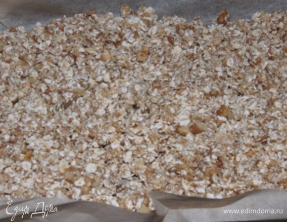 Залить сухую смесь, перемешать и высыпать на противень, застеленный  бумагой для выпечки. 