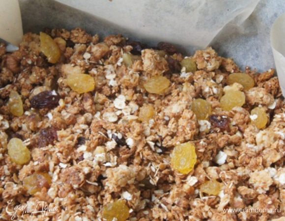 Запекать гранолу 20-25 минут до золотистого цвета. Один раз перемешать. Вот какая золотистая получается. Добавить изюм, перемешать и остудить. 
