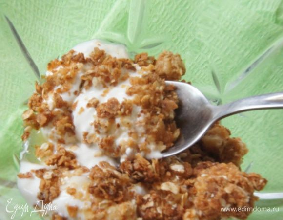 В миску слоями выложить гранолу, йогурт, мед и сверху присыпать еще гранолой. Удачного дня!