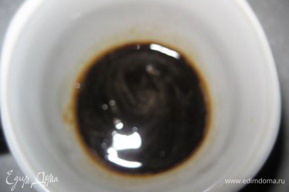 Добавить кипяченой воды и мешать до растворения кофе с сахаром.