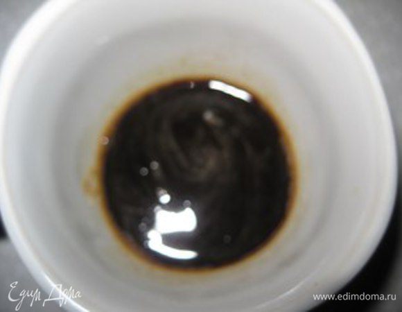 Добавить кипяченой воды и мешать до растворения кофе с сахаром.