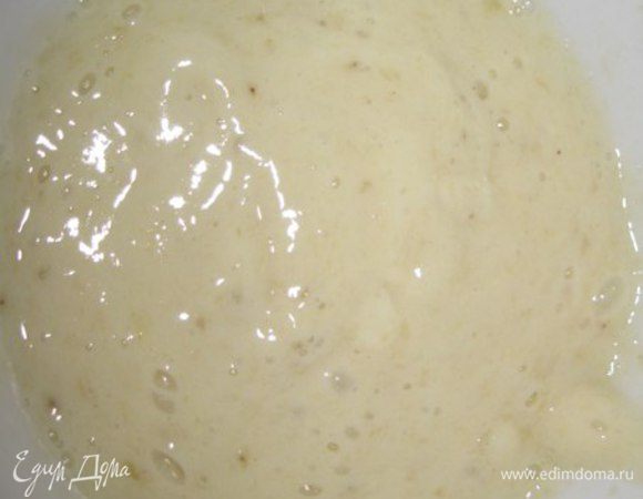 Банан взбить в блендере.