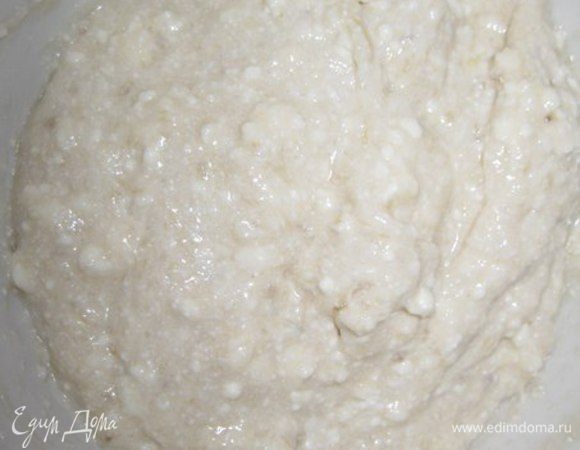 Добавить творог и перемешать ложкой.