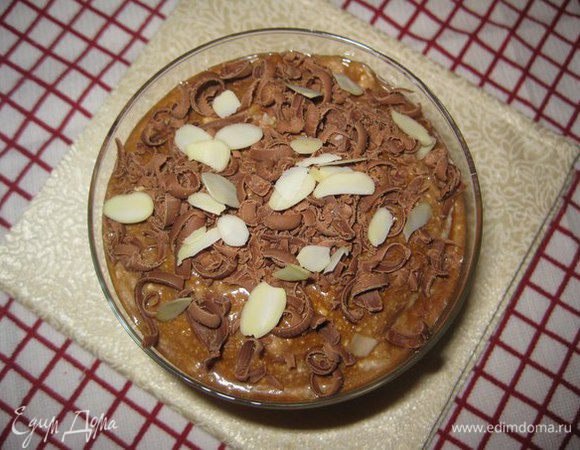 Перед подачей на стол украсить шоколадом и миндальными лепестками.