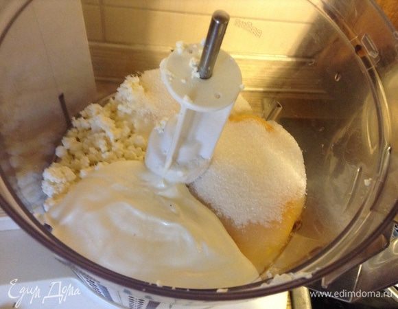 Соединить все ингредиенты, кроме муки, разрыхлителя, вишни, я делала в блендере.