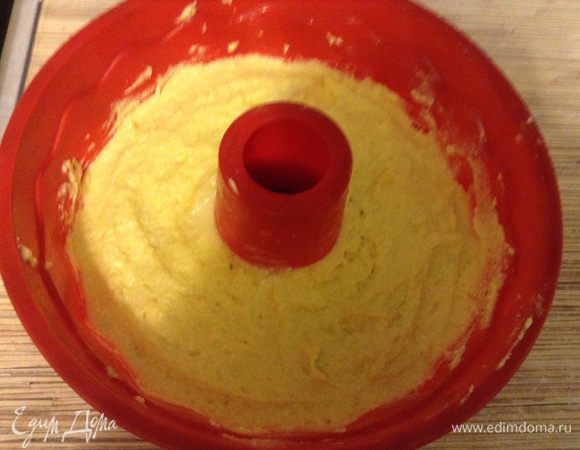 Переложить в форму, выпекать при 180°С один час.