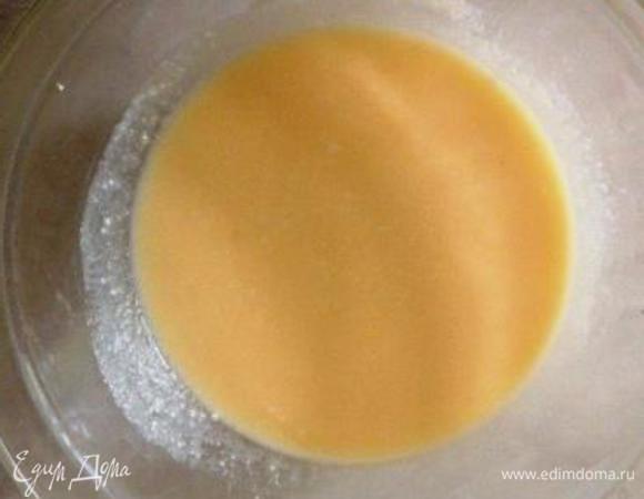 Влить растопленное (не горячее) сливочное масло, перемешать.