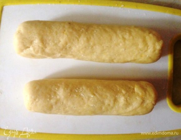 Добавить цедру половины лимона и муку с разрыхлителем, замесить тесто.
Скатать из него колбаску и разделить ее на 16 равных частей.