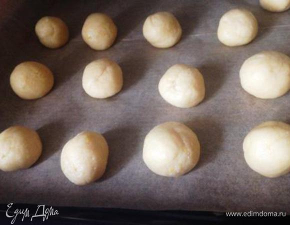 Сформировать из теста шарики, выложить на противень, застеленный пергаментом и выпекать 10-15 минут в разогретой до 200°С духовке, пока печенье не станет равномерно золотистым.