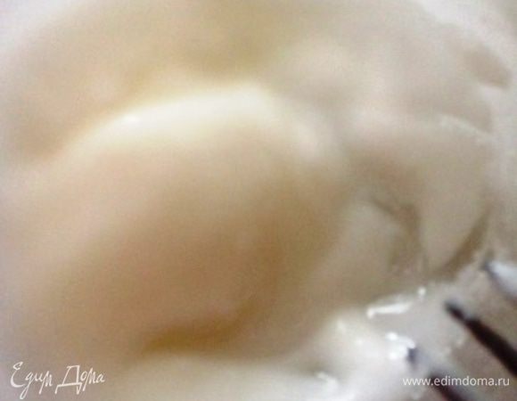 Для глазури к 2-м столовым ложкам сахарной пудры постепенно добавить примерно 1 чайную ложку лимонного сока (его может уйти чуть больше или чуть меньше). Глазурь не должна получиться жидкой - она должна быть густой, но тягучей.