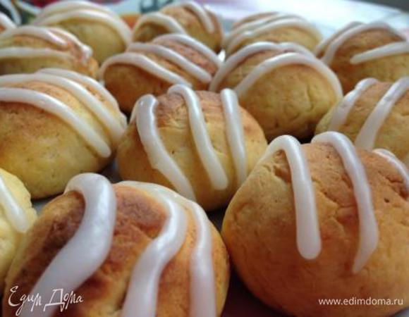 Сформировать из пергаментной бумаги корнетик и нанести с его помощью на готовое печенье глазурь.