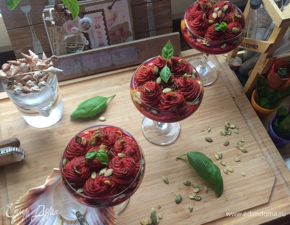 Пока там блендер работает 1,5 мин, как раз в произвольной манере нарезаем запеченные шампиньоны (можно на них лимонного сока брызнуть, чтоб чуток промариновался и стругануть на мелкой терке сухой белый гриб). 