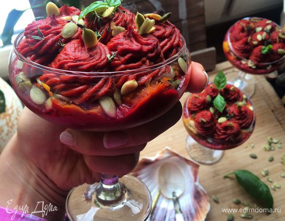 Стремительно сибираем красоту:
Слой крем-борща, грибы, слой тыквенного хумуса, тыквенные семечки, борщ, базилик, декорации,  хлебцы, ложка. 