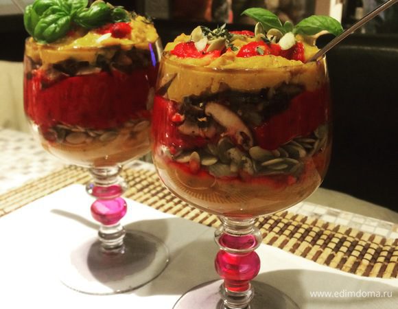 Или так... Без мешка тоже нормально. 
P.S. Сейчас продают в пластиковых контейнерах наборы для Том-Ям. Там свежие листья каффирского лайма, тайский чили, лемонграсс, галангал (тайский имбирь), такие мини баклажанчики. Этот набор, коллеги, легким движением рук превращает наш крем Борщ в крем-Том-Ям. 