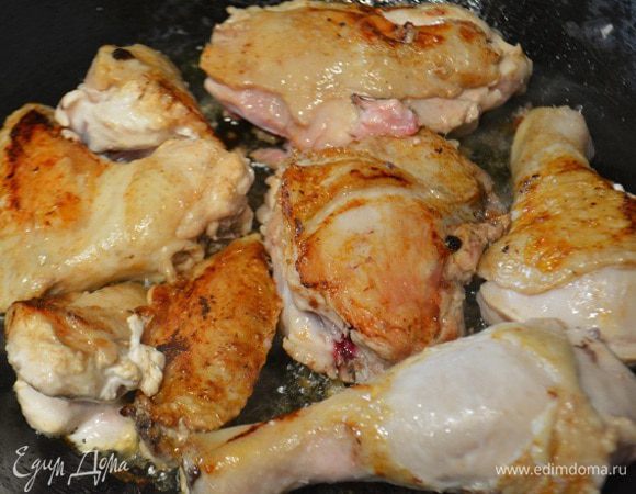 Курицу разрезать на порционные куски, помыть, просушить бумажным полотенцем. Сковороду разогреть, растопить сливочное масло и добавить к нему оливковое. Обжарить куски курицы с двух сторон до золотистой корочки. Переложить курицу в чашку, посолить немного и закрыть крышкой.