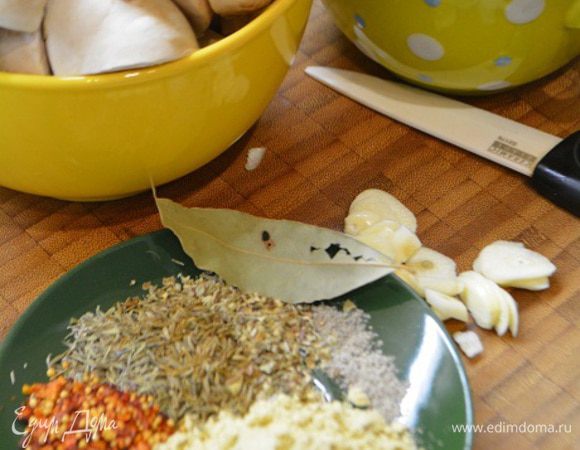 Грибы помыть и разрезать на 4 части. Лук полукольцами. Чеснок порубить.