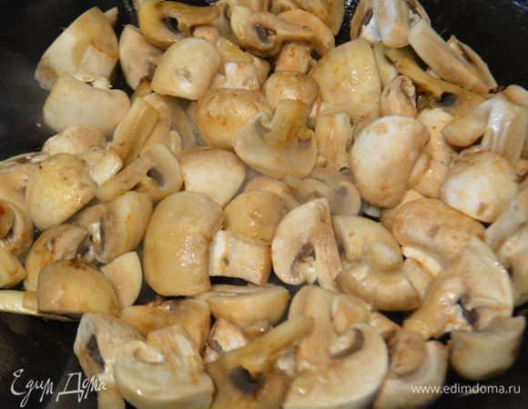 В сковороду где жарилась курица, выложить грибы и обжарить пару минут.
