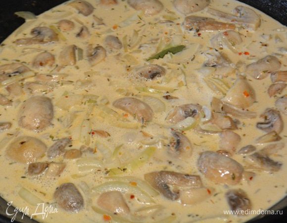 Влить сливки и тушить на медленном огне 15 минут. Посолить и поперчить по вкусу.