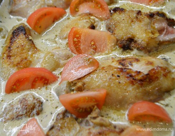 Готовый соус перелить в форму для запекания. На него выложить обжаренные куски курицы, немного притопить. Сверху уложить порезанные дольки помидор. Выпекать в духовке 30 минут при 200°С градусов.